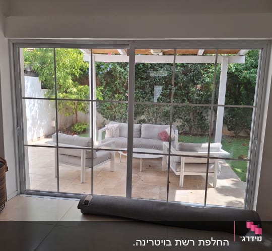 דלת הזזה מאלומיניום עם נוף לגינה